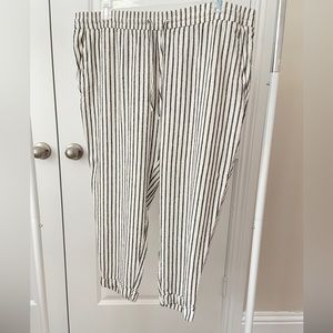 Old Navy Linen Crop pants. Size XL. black and white striped.